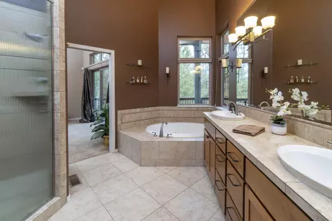 Bath - 3492 NW Braid Dr, Bend, OR 97703 photo 2 of 5