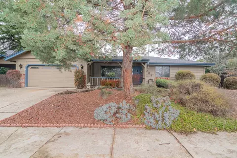 963 NE 11th St, Grants Pass, OR 97526