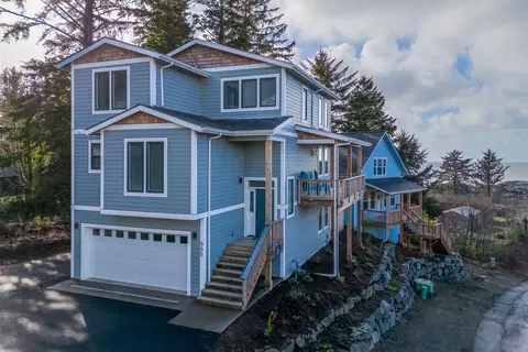660 NE Lillian Ln, Depoe Bay, OR 97341