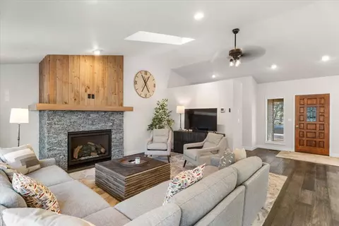 17960 Mugho Ln #4, Sunriver, OR 97707