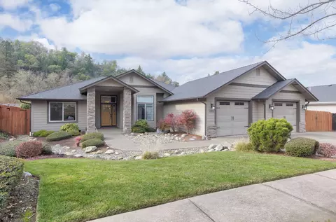 1972 SE Harpazo Ln, Grants Pass, OR 97527