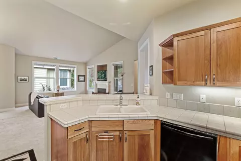 Kitchen - 19424 Blue Lake Loop, Bend, OR 97702 photo 4 of 5