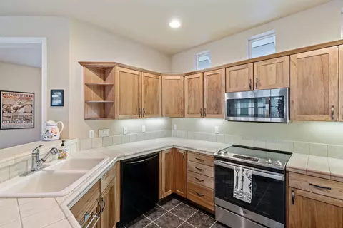 Kitchen - 19424 Blue Lake Loop, Bend, OR 97702 photo 3 of 5