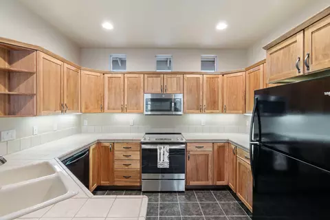 Kitchen - 19424 Blue Lake Loop, Bend, OR 97702 photo 2 of 5
