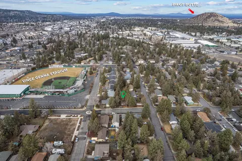 566 SE Roosevelt Ave, Bend, OR 97702 photo 2