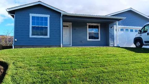 352 Quail Cir, Talent, OR 97540