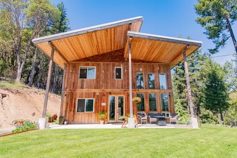 1560 Draper Valley Rd, Selma, OR 97538