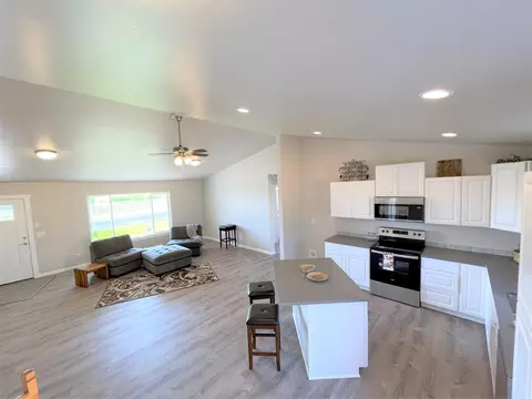 Kitchen - 555 Scenic Loop, Culver, OR 97734 photo 8 of 10