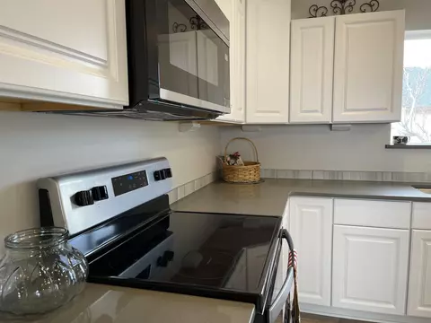 Kitchen - 555 Scenic Loop, Culver, OR 97734 photo 3 of 10