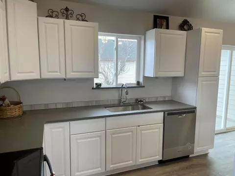 Kitchen - 555 Scenic Loop, Culver, OR 97734 photo 5 of 10