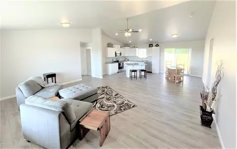 Living - 555 Scenic Loop, Culver, OR 97734 photo 3 of 3