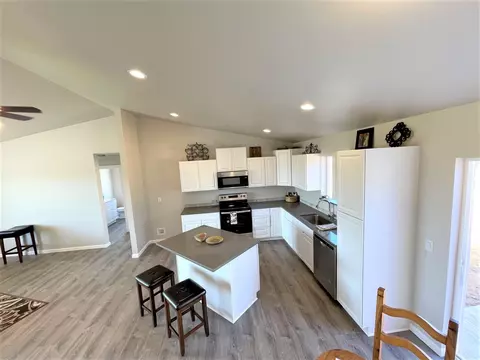 Kitchen - 555 Scenic Loop, Culver, OR 97734 photo 10 of 10