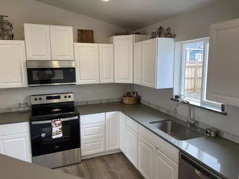 Kitchen - 555 Scenic Loop, Culver, OR 97734 photo 7 of 10