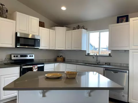 Kitchen - 555 Scenic Loop, Culver, OR 97734 photo 9 of 10