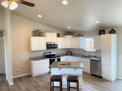 Kitchen - 555 Scenic Loop, Culver, OR 97734 photo 2 of 10