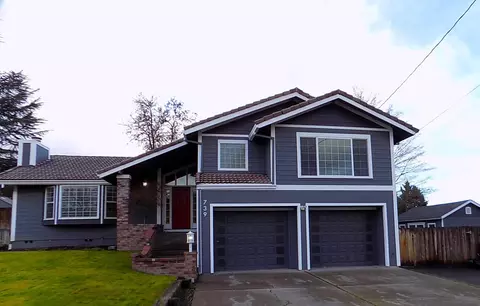 739 Pierce Rd, Medford, OR 97504
