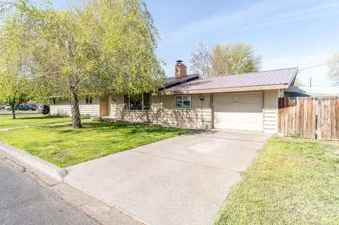 309 NW 9th St, Redmond, OR 97756