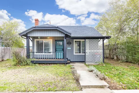 306 N Holly St, Medford, OR 97501