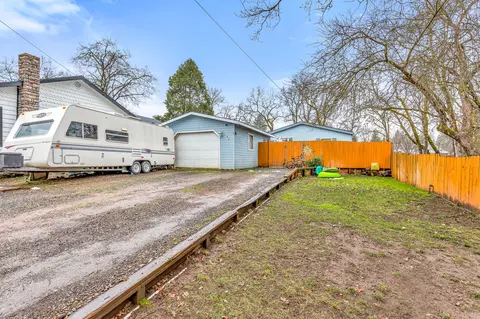 145 Cedar St, Shady Cove, OR 97539