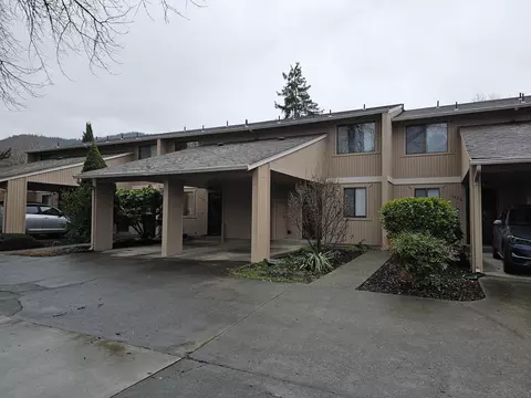 1028 SE Camelot Dr, Grants Pass, OR 97526