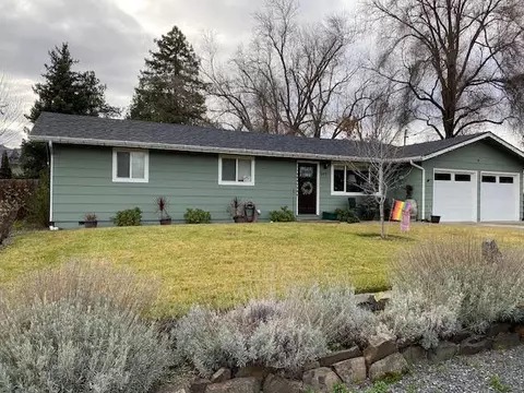 202 S Rose St, Phoenix, OR 97535