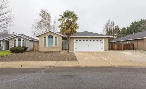 325 Applewood Dr, Central Point, OR 97502