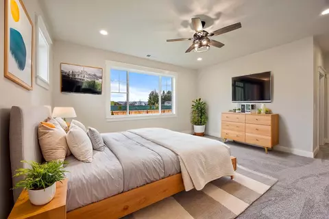 Bedroom - 1409 River Run St, Central Point, OR 97502 photo 4 of 6