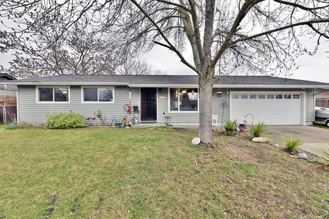 7940 Gladstone Ave, White City, OR 97503