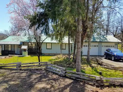 301 Walnut Ln, Shady Cove, OR 97539