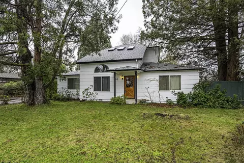 392 Clover Ln, Medford, OR 97501