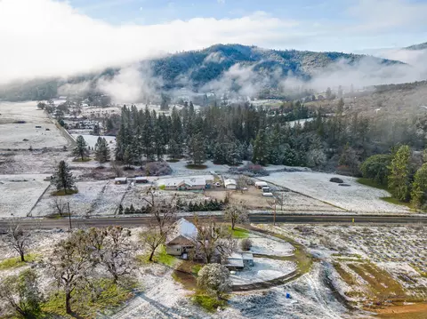 5828 Old Stage Rd, Central Point, OR 97502