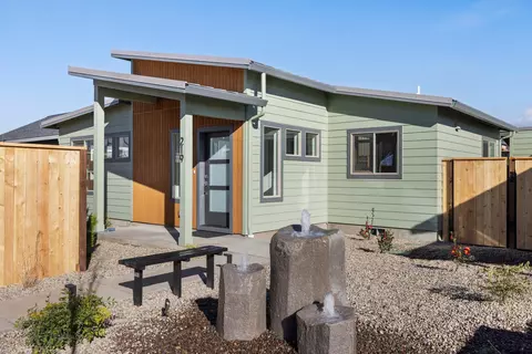 219 Gangnes Dr, Talent, OR 97540