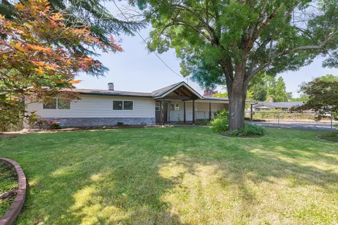 325 NE Fetzner St, Grants Pass, OR 97526