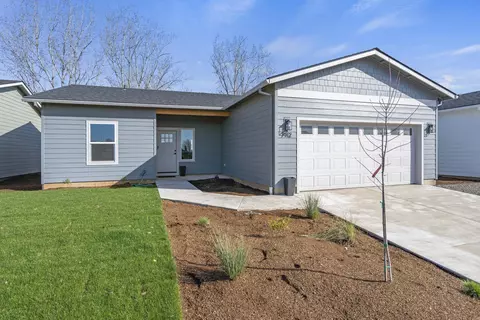 7912 27th St, White City, OR 97503