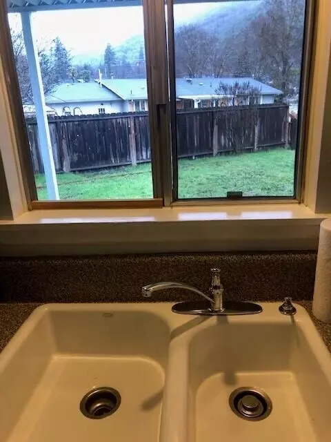 1002 NE Fall Dr, Grants Pass, OR 97526 photo 9