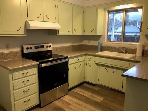 1002 NE Fall Dr, Grants Pass, OR 97526 photo 5