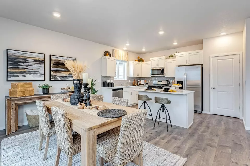 Dining - 2791 Bear Cub Dr # 0028, Medford, OR 97501 photo 2 of 2