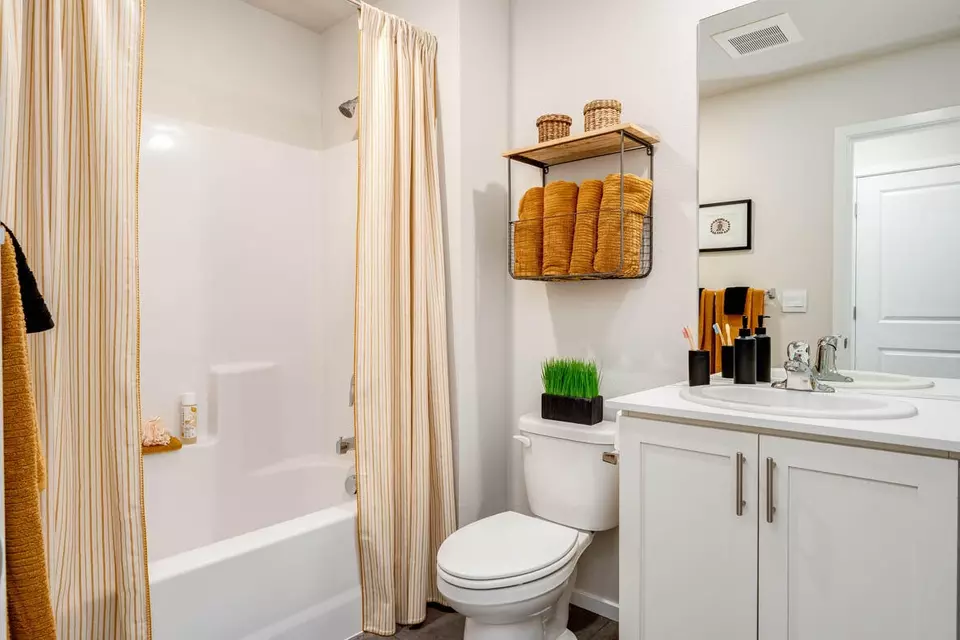 Bath - 2791 Bear Cub Dr # 0028, Medford, OR 97501 photo 1 of 2