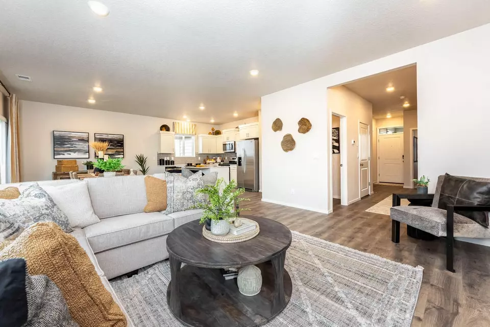 Living - 2791 Bear Cub Dr # 0028, Medford, OR 97501 photo 2 of 2