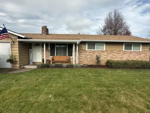 1082 W 7th Pl, Junction City, OR 97448