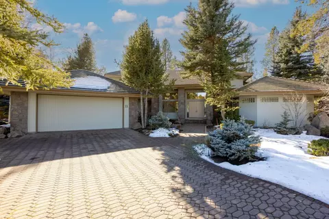 17965-11 N Course Ln, Sunriver, OR 97707