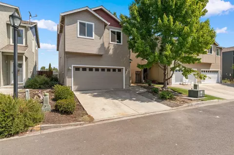 365 Jans Ct, Central Point, OR 97502 photo 2
