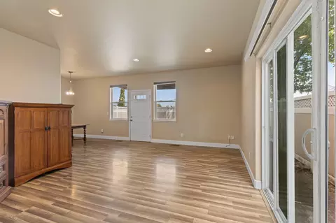 365 Jans Ct, Central Point, OR 97502 photo 5