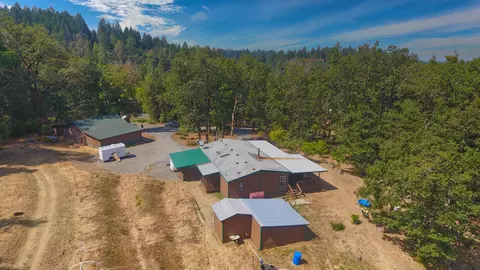 939 Greenview Rd, Cave Junction, OR 97523