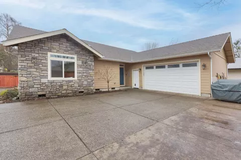 931 NE 10th St, Grants Pass, OR 97526