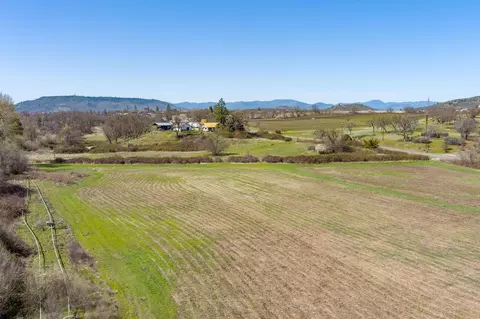 895 Nick Young Rd, Eagle Point, OR 97524 photo 3