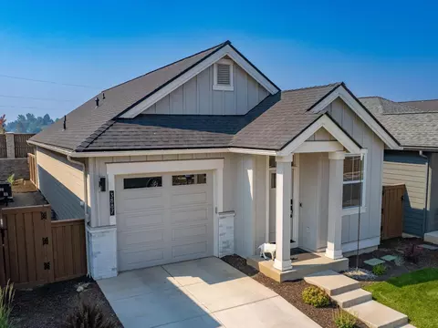 3887 NE Oakside Loop, Bend, OR 97701