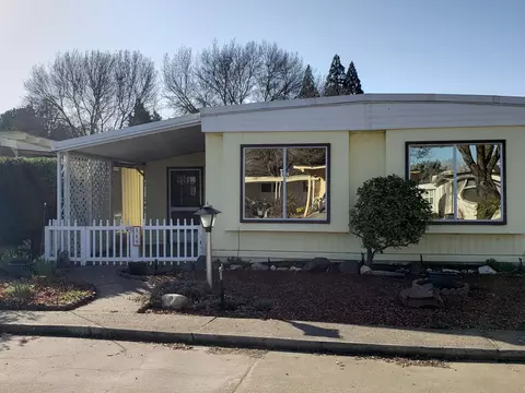 2252 Table Rock Rd #SPC 143, Medford, OR 97501