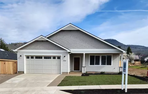 2930 Tiffany St, Medford, OR 97504