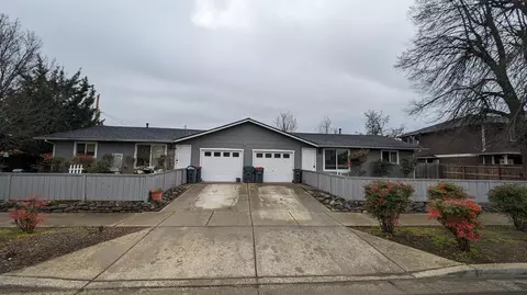 2325-2327 Dahlia Way, Medford, OR 97501